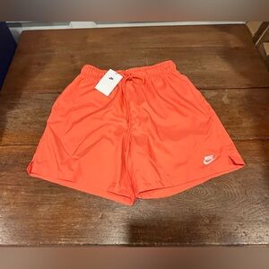 NWT! Nike Men’s Club 6’’ Woven Flow Shorts!